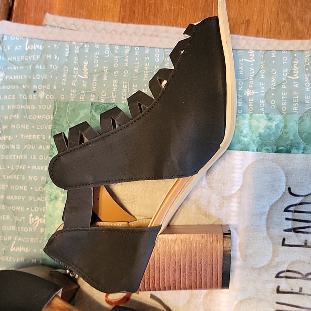 Shoes - Picture 3 of 4
